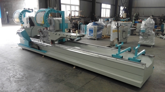 Porcellana Testa del doppio di CNC che taglia l'attrezzatura della macchina della finestra di alluminio per la fabbricazione della porta della finestra fornitore