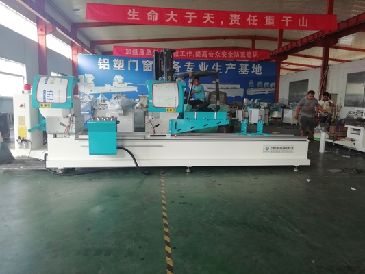 Testa del doppio di CNC che taglia l'attrezzatura della macchina della finestra di alluminio per la fabbricazione della porta della finestra fornitore