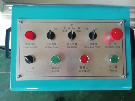 Testa del doppio di CNC che taglia l'attrezzatura della macchina della finestra di alluminio per la fabbricazione della porta della finestra fornitore